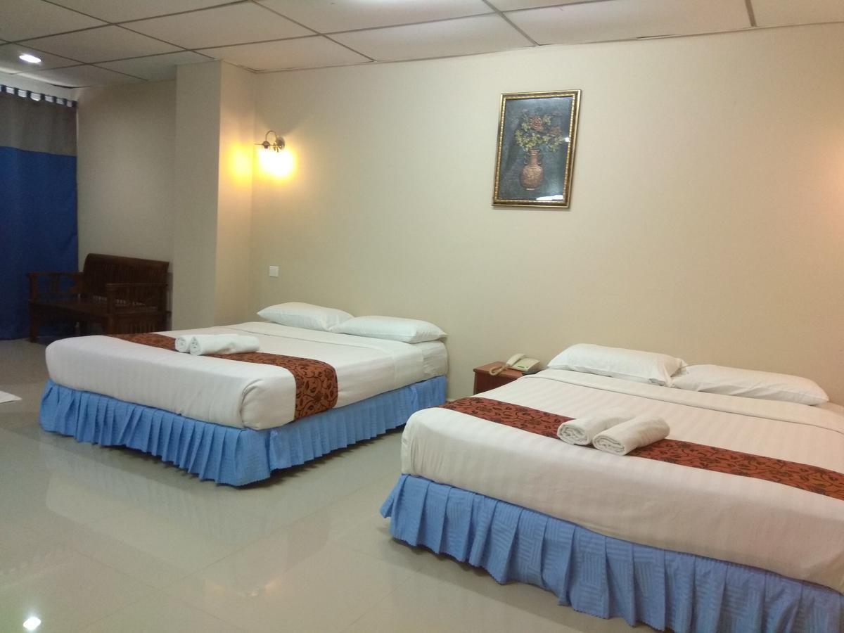 โฮเต็ล เค.ที. มูเทียรา Hotel กัวลาตรังกานู ภายนอก รูปภาพ