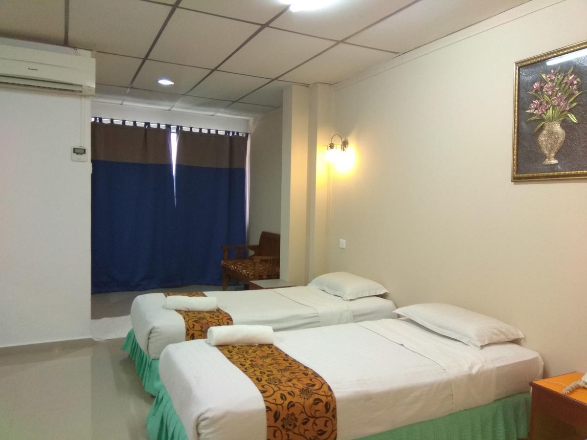 โฮเต็ล เค.ที. มูเทียรา Hotel กัวลาตรังกานู ภายนอก รูปภาพ