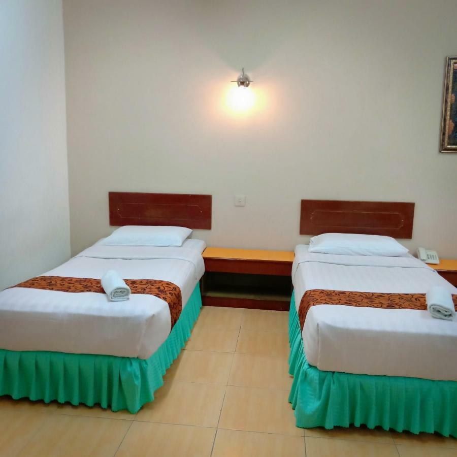 โฮเต็ล เค.ที. มูเทียรา Hotel กัวลาตรังกานู ภายนอก รูปภาพ
